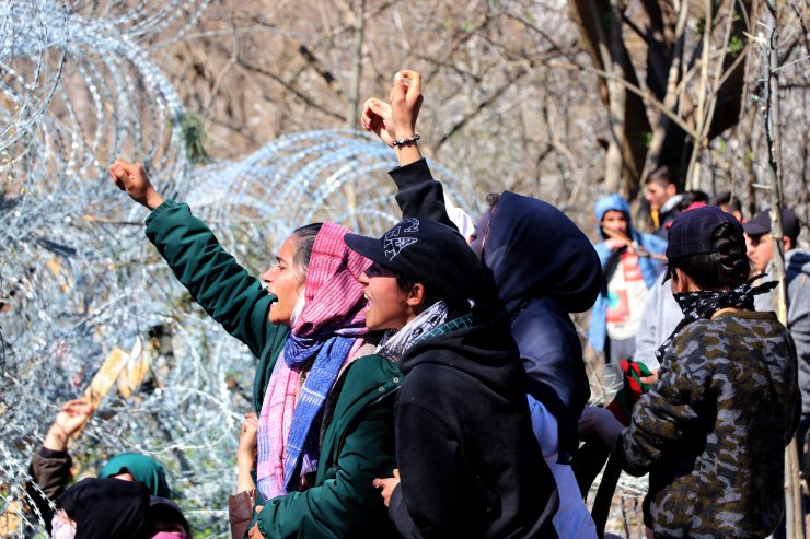 Kadın ve çocuk sığınmacılar Yunan sınır kapısının açılması için eylem yaptı