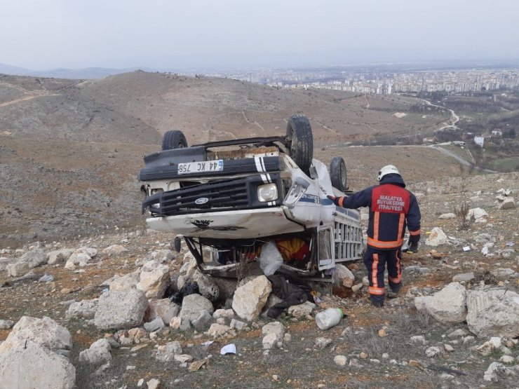 Malatya’da kamyon şarampole devrildi: 1 ölü