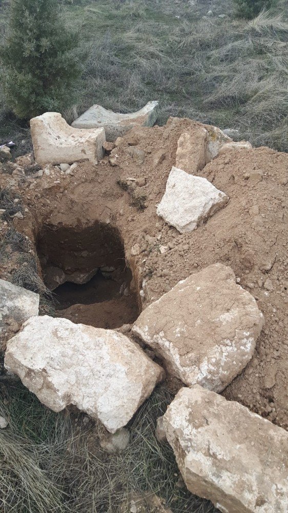 Malatya’da 4 mezar kimliği belirsiz kişiler tarafından açıldı