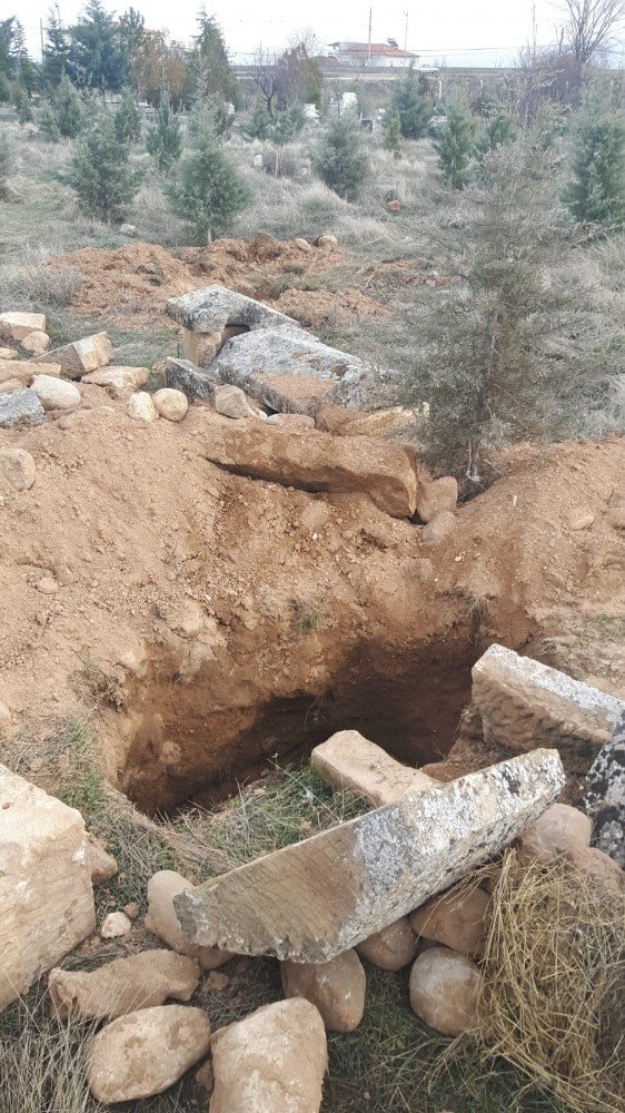 Malatya’da 4 mezar kimliği belirsiz kişiler tarafından açıldı