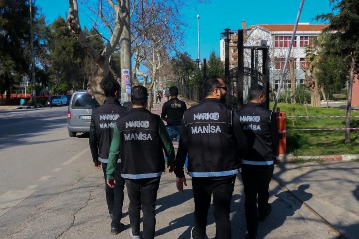 Manisa’da okul önlerinde narkotik denetimi