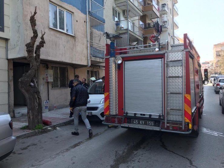 Apartmanın elektrik panosu patladı