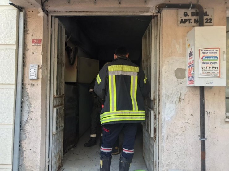 Apartmanın elektrik panosu patladı