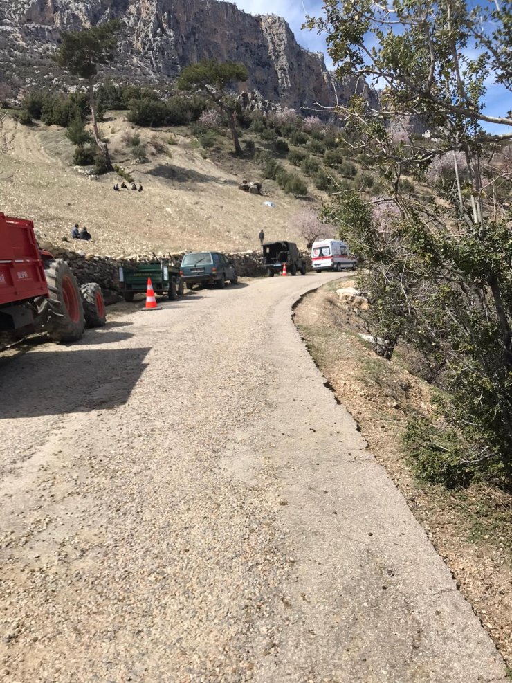 Mersin'de devrilen traktörün altında kalan sürücü öldü