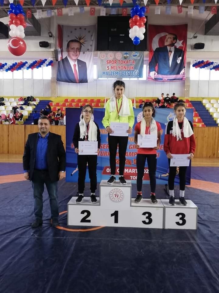 Uşaklı güreşçi kızlar elleri boş dönmedi