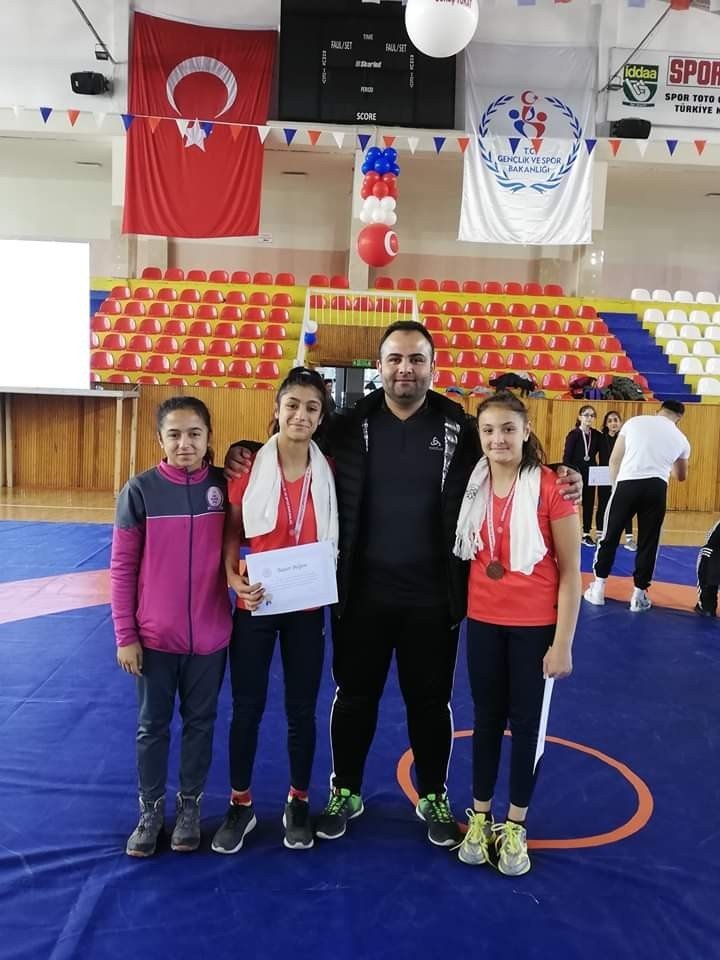 Uşaklı güreşçi kızlar elleri boş dönmedi