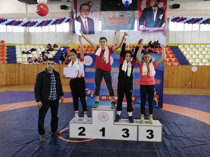 Uşaklı güreşçi kızlar elleri boş dönmedi