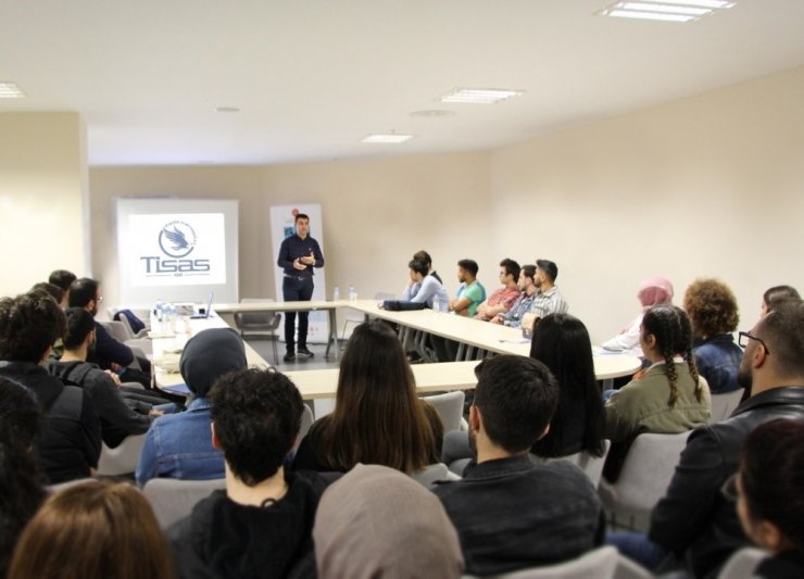 Savunma sanayinde kariyer yapmak isteyen öğrencilere var olan fırsatları anlattı