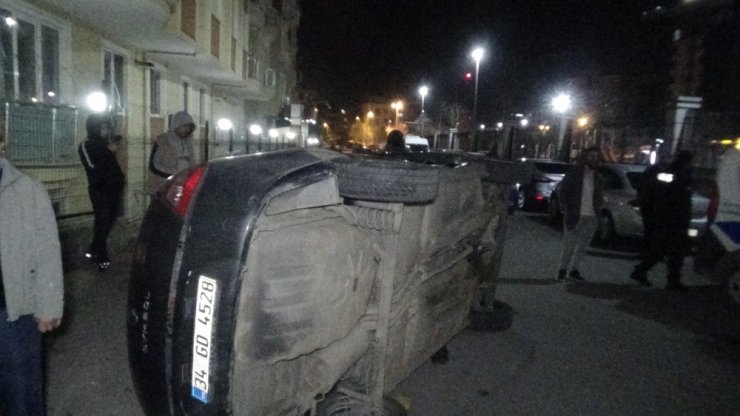 Çarpışma sonrası kaldırıma vuran aracın yan yattığı kaza kamerada