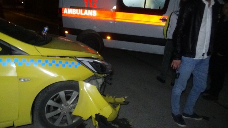 Çarpışma sonrası kaldırıma vuran aracın yan yattığı kaza kamerada