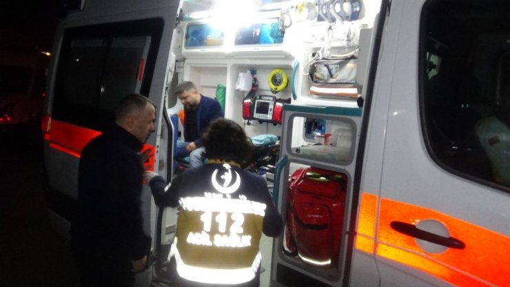 Çarpışma sonrası kaldırıma vuran aracın yan yattığı kaza kamerada