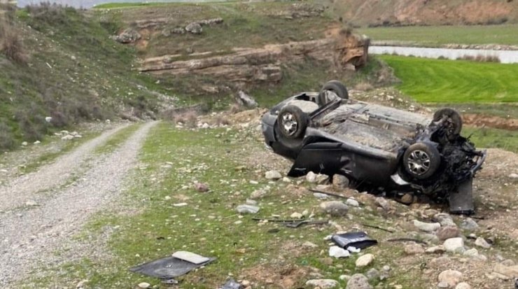 Siirt’te kontrolden çıkan araç takla attı: 2 yaralı