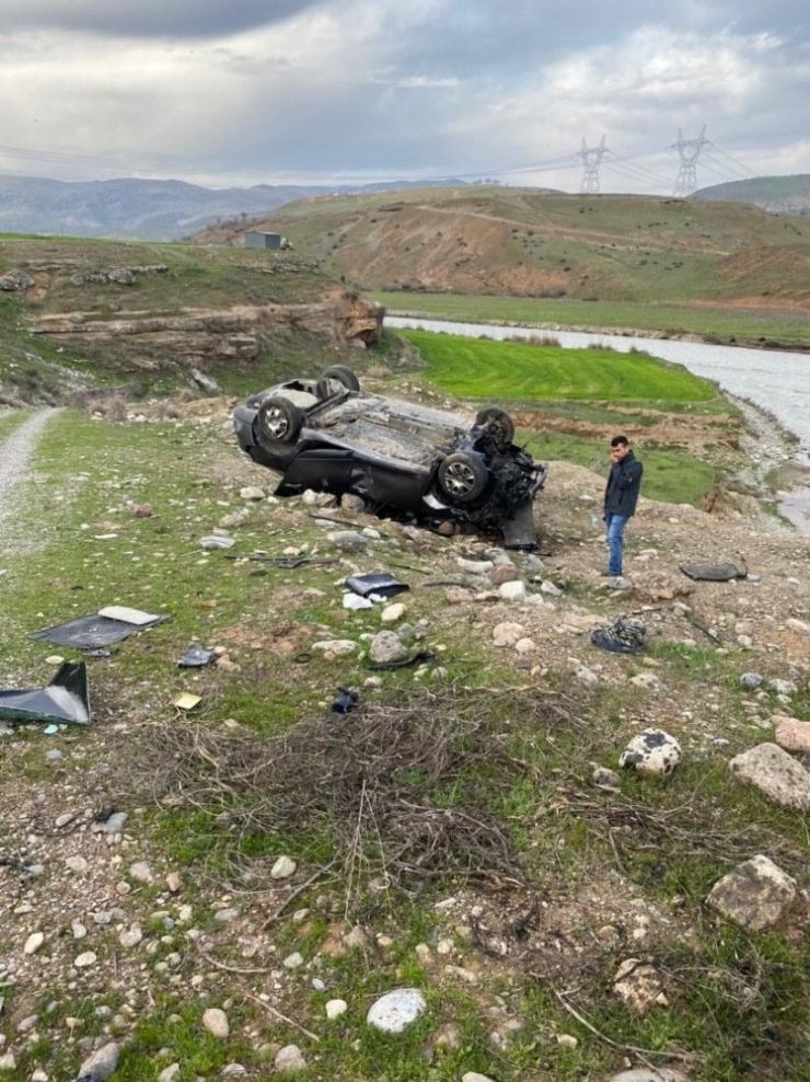Siirt’te kontrolden çıkan araç takla attı: 2 yaralı