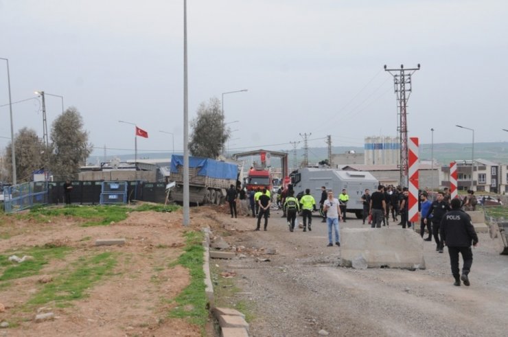 Freni boşalan tır, polis noktasına daldı: 2 Yaralı