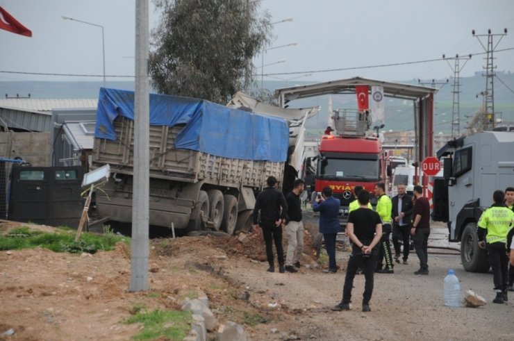 Freni boşalan tır, polis noktasına daldı: 2 Yaralı