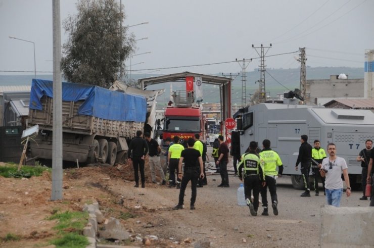 Freni boşalan tır, polis noktasına daldı: 2 Yaralı