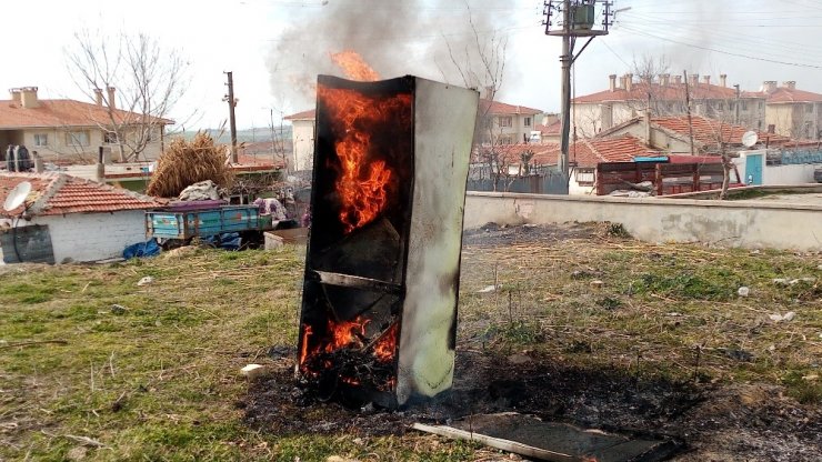 Buzdolabı alev alev yandı