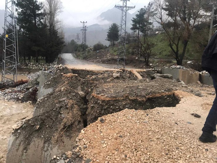 Adana'da sağanak nedeniyle zarar gören menfez köprü çöktü