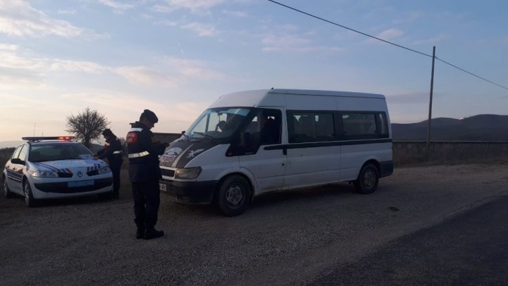 Şuhut’ta jandarma ekipleri okul servislerini denetledi