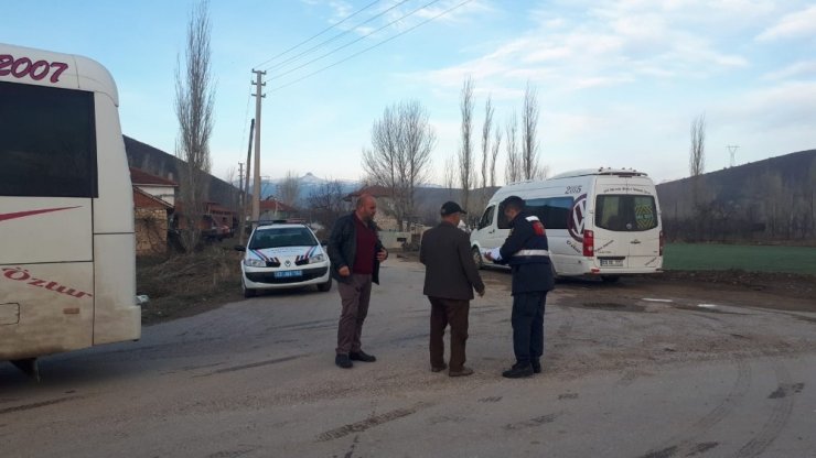 Şuhut’ta jandarma ekipleri okul servislerini denetledi
