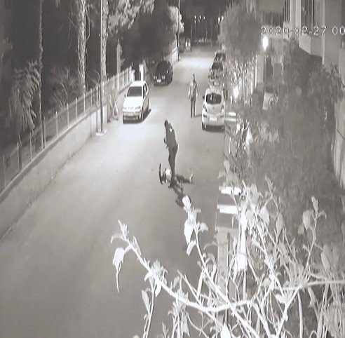 Kaçan şüphelinin bekçi tarafından vurulma anı kameralara yansıdı