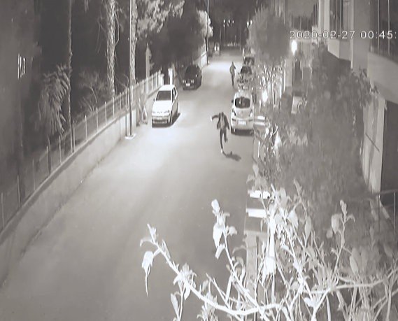 Kaçan şüphelinin bekçi tarafından vurulma anı kameralara yansıdı