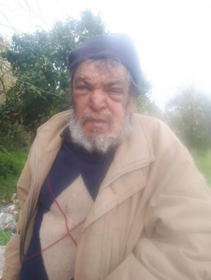 Evde bakım hizmeti için geldikleri evde yaşlı adamın cesediyle karşılaştılar