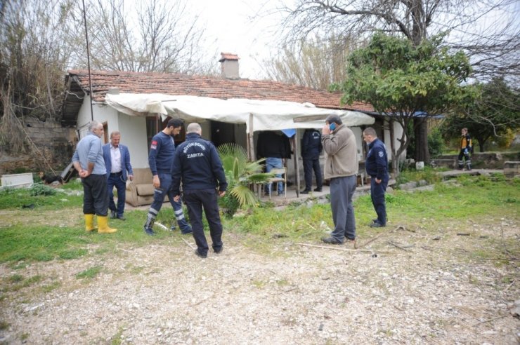 Evde bakım hizmeti için geldikleri evde yaşlı adamın cesediyle karşılaştılar