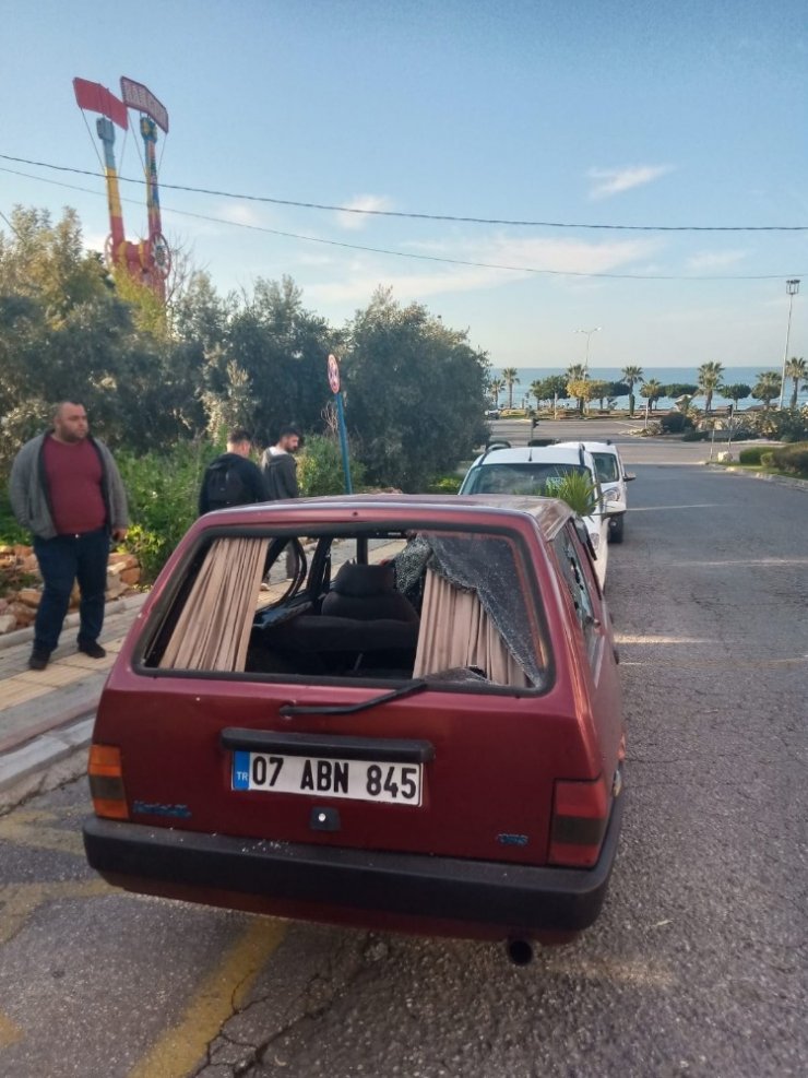 Antalya’da öfkeli kayın biraderden eniştesinin aracına sopalı saldırı