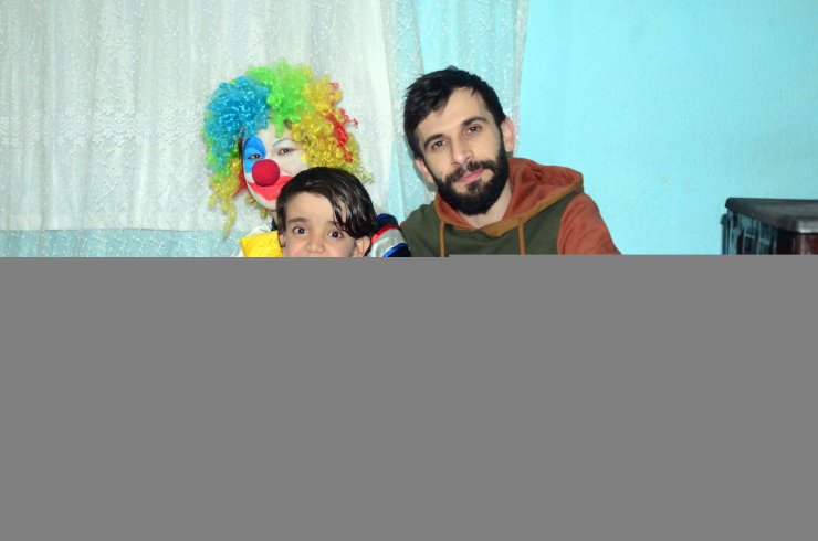 Bitlis'te öğretmen çift doğum günü sürpriziyle engelli çocukların yüzünü güldürüyor