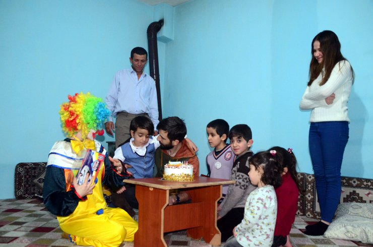 Bitlis'te öğretmen çift doğum günü sürpriziyle engelli çocukların yüzünü güldürüyor