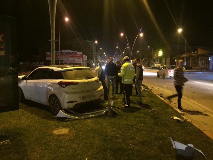 Önce kamyona, ardından elektrik direğine çarptı