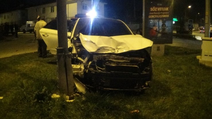 Önce kamyona, ardından elektrik direğine çarptı