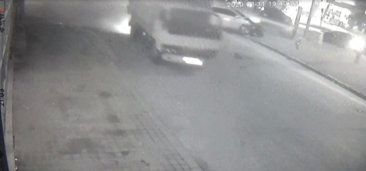 Önce kamyona, ardından elektrik direğine çarptı