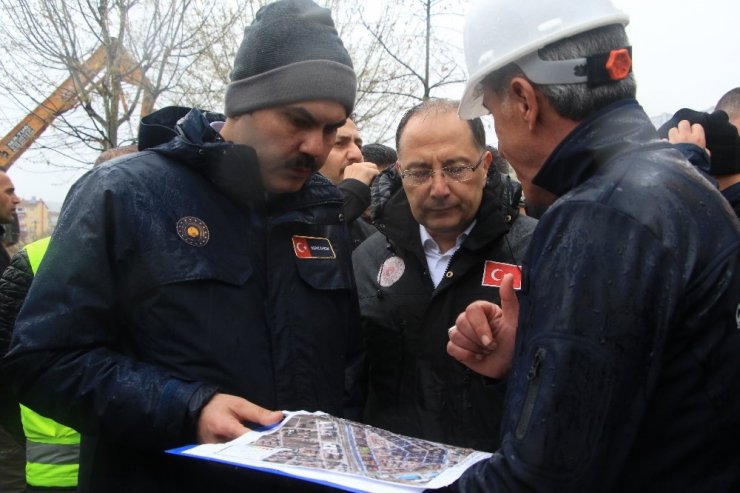 Bakan Kurum, Elazığ’da incelemelerde bulundu
