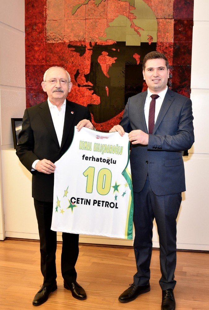 Kılıçdaroğlu’na Edremit Gürespor forması hediye edildi