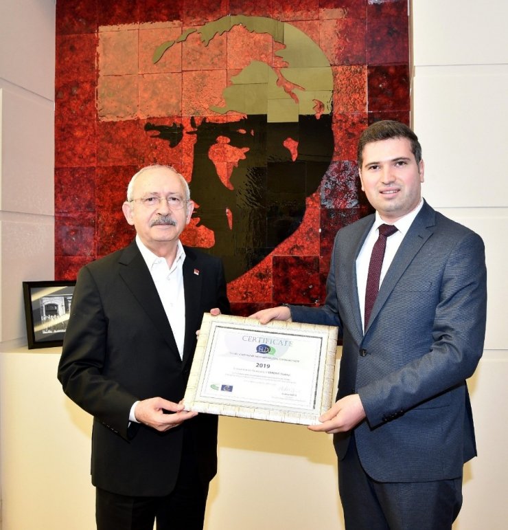 Kılıçdaroğlu’na Edremit Gürespor forması hediye edildi