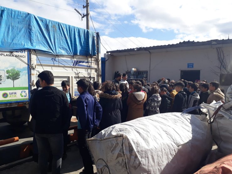 Çubuk’ta öğrencilere geri dönüşüm eğitimi verildi