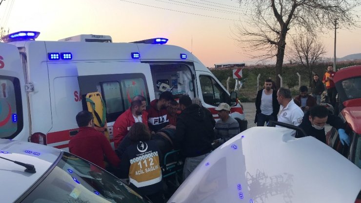 İki otomobil kafa kafaya çarpıştı; 1’i ağır 4 kişi yaralandı