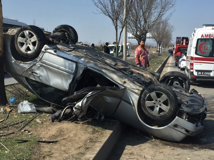 İş makinesine çarpan otomobil takla attı: 1 ölü