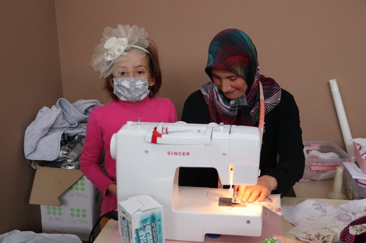 Karaman'da kursiyerlerin atık kumaştan yaptığı maskeler öğrencilere dağıtıldı