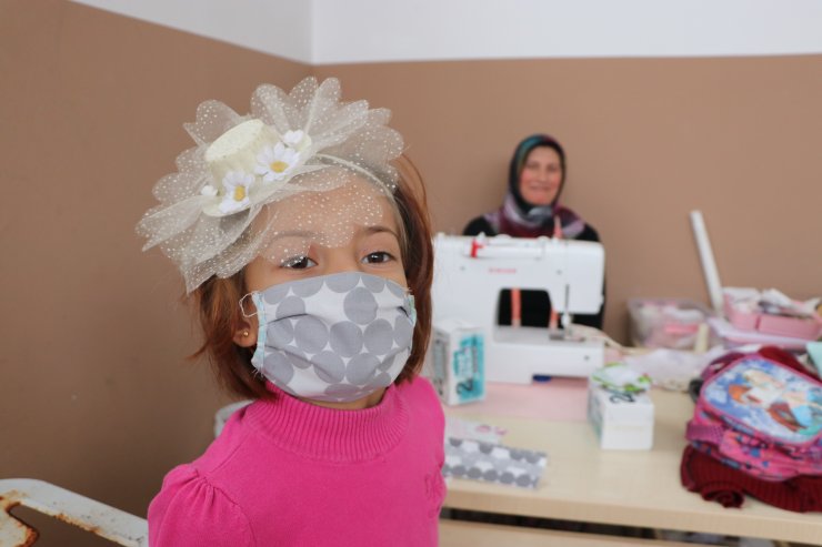 Karaman'da kursiyerlerin atık kumaştan yaptığı maskeler öğrencilere dağıtıldı