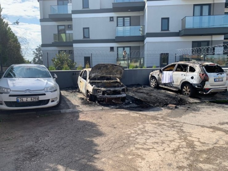 Kocaeli’de alev alan 3 araç kullanılamaz hale geldi