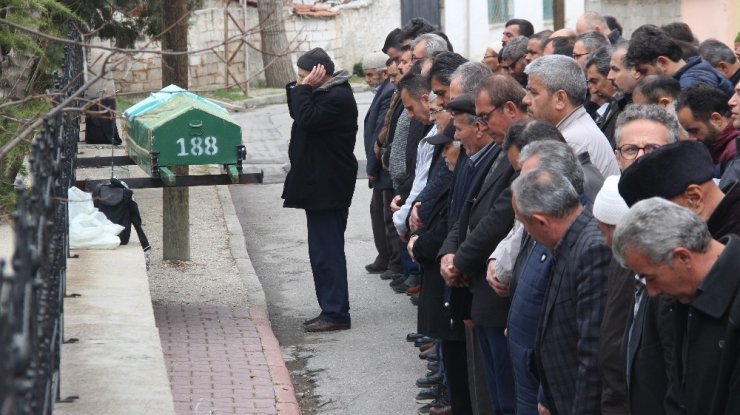 Cinayete kurban giden kadın son yolculuğuna uğurlandı