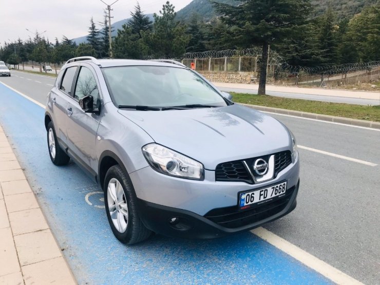 Motosiklet otomobile çarptı: 1 ölü, 2 yaralı