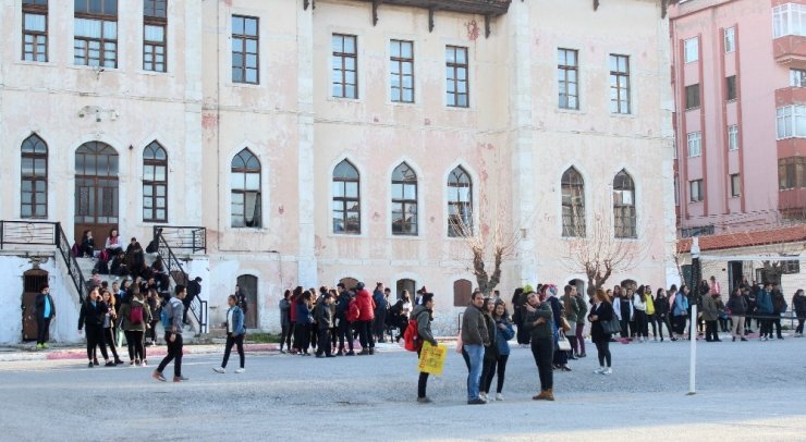 Menteşe’de lisede yangın paniği