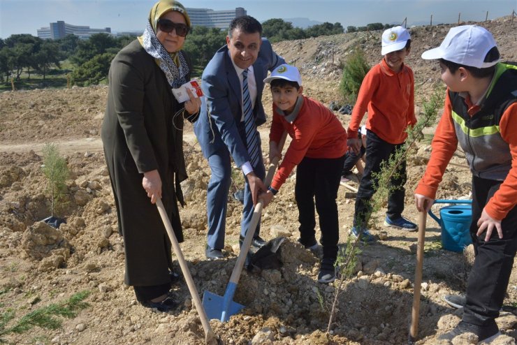 Mersin'de öğrenciler İdlib şehitleri anısına fidan dikti