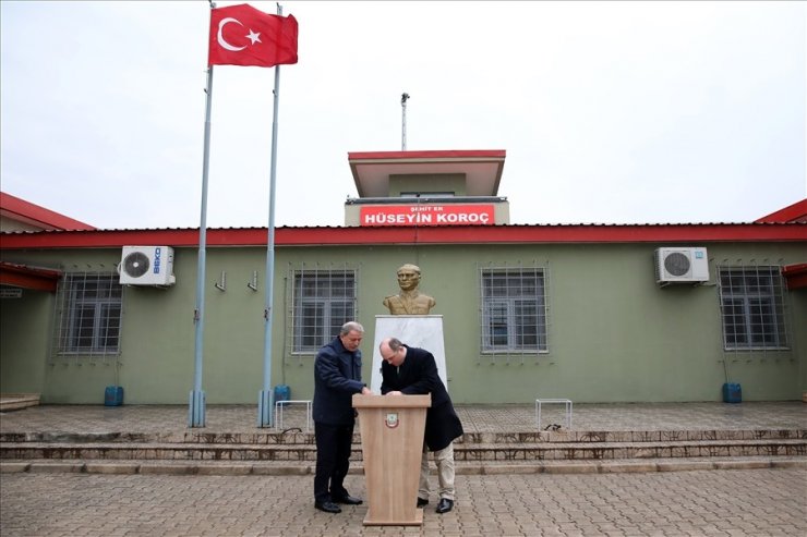 Bakan Akar, İngiltere Savunma Bakanı Wallace ile sınır hattını ziyaret etti