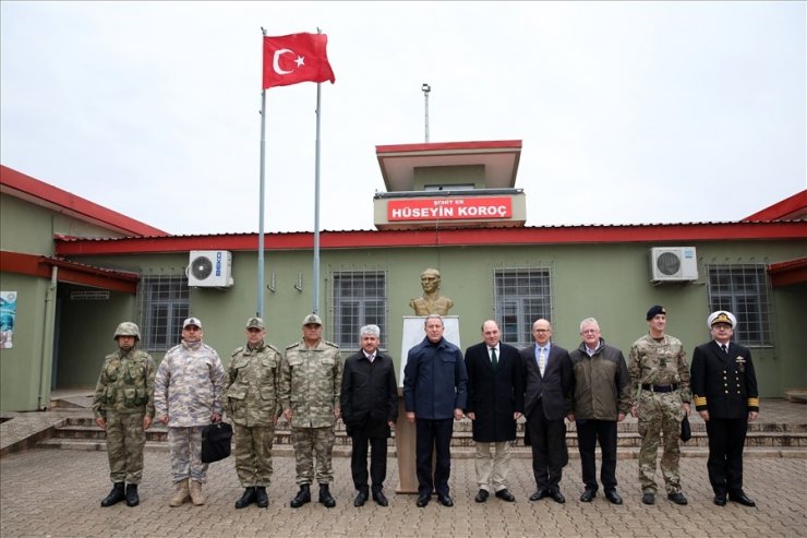Bakan Akar, İngiltere Savunma Bakanı Wallace ile sınır hattını ziyaret etti