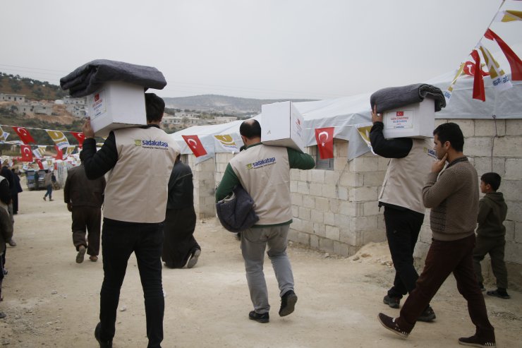 Sadakataşı, İdlib'de inşa ettiği briket evlere yerinden edilenleri yerleştirdi